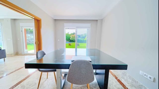 4 soveværelse Villa til salg i Santa Clara, Marbella med swimmingpool - € 1.700.000 (Ref: 9181125)