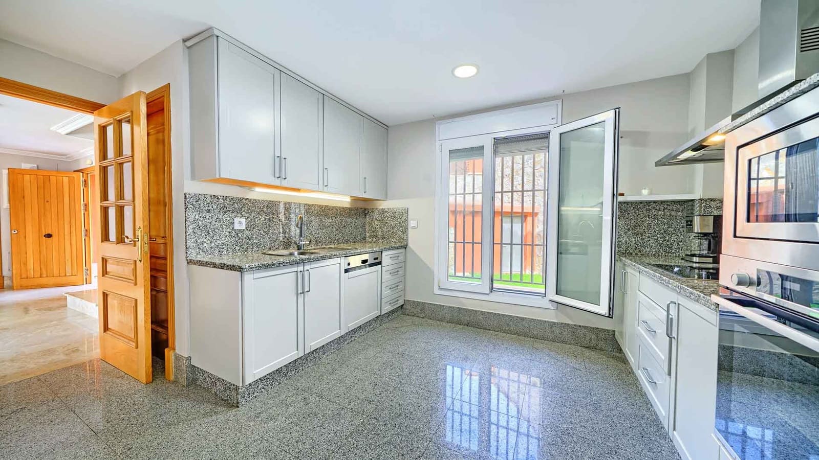 4 soveværelse Villa til salg i Marbella med swimmingpool - € 1.700.000 (Ref: 9181125)