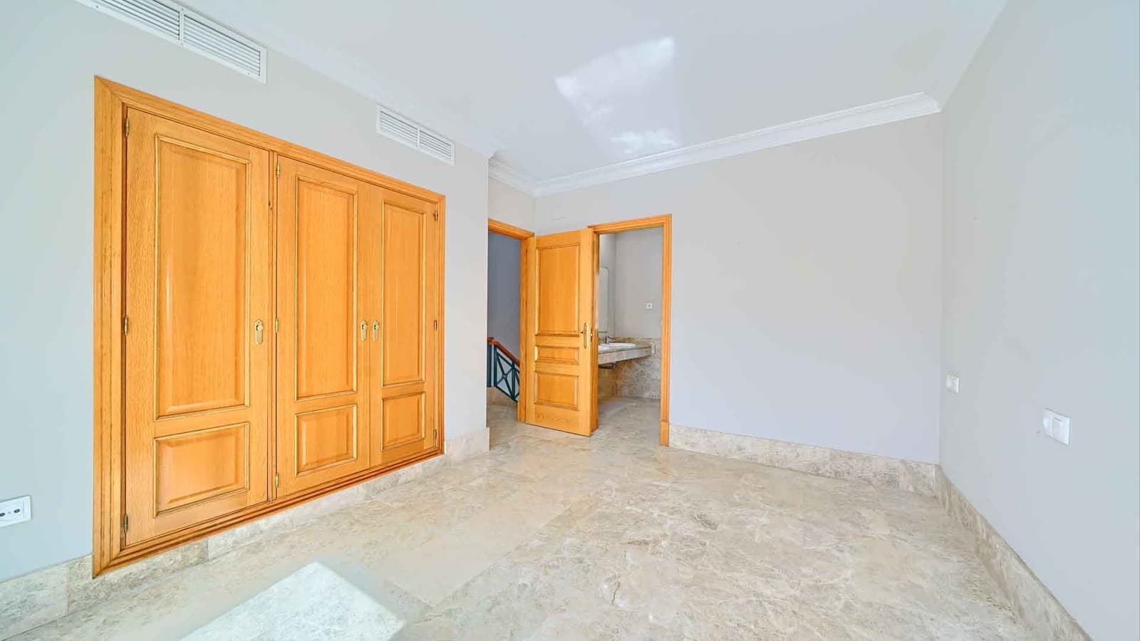 4 soveværelse Villa til salg i Marbella med swimmingpool - € 1.700.000 (Ref: 9181125)