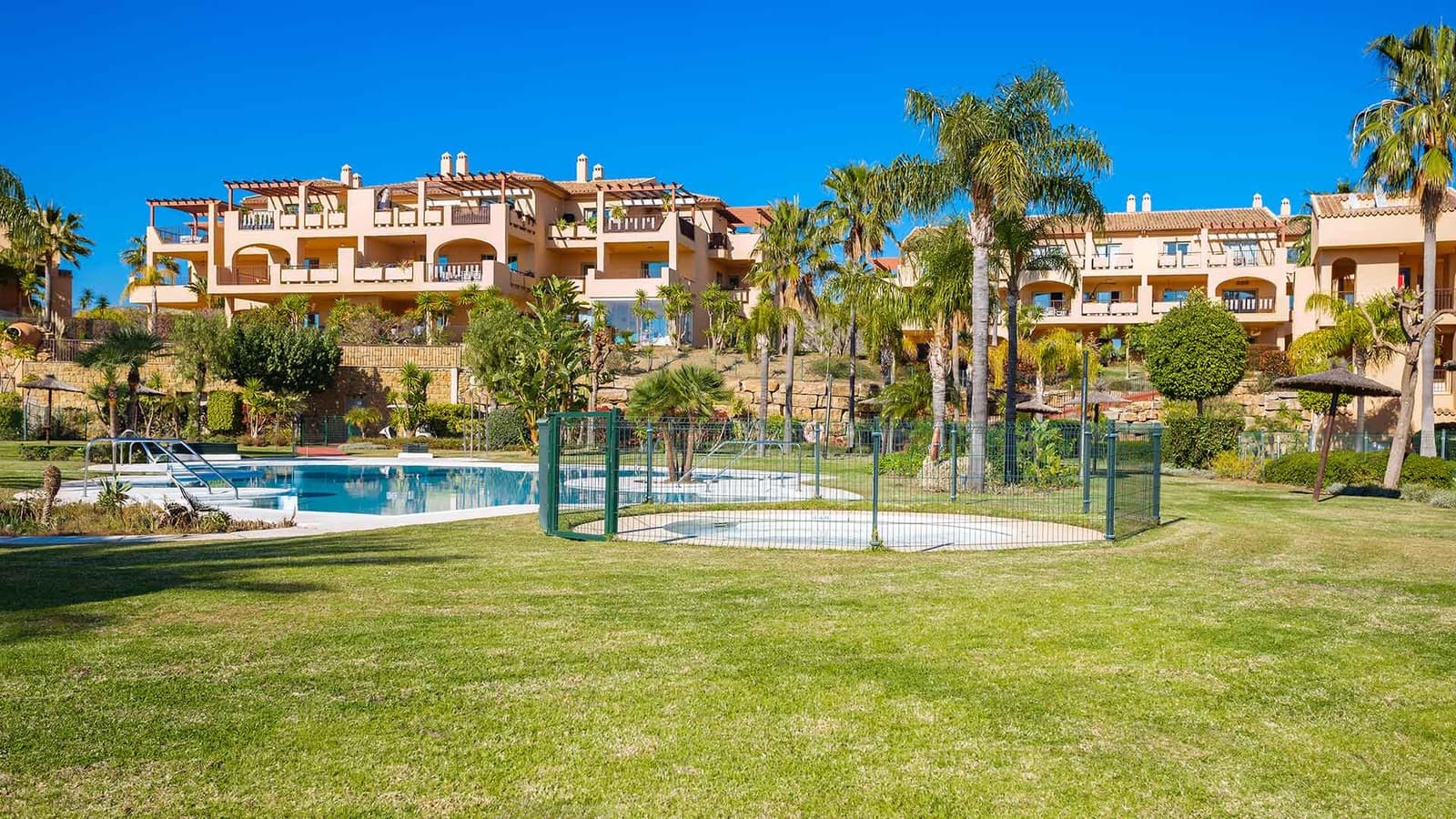 3 sypialnia Penthouse na sprzedaż w Benahavis z basenem - 795 000 € (Ref: 9181129)