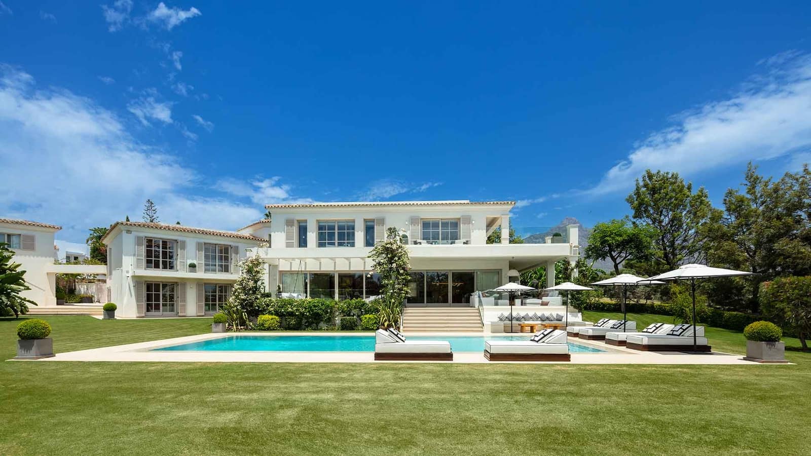 6 slaapkamer Villa te koop in Aloha Golf met zwembad - € 10.900.000 (Ref: 9215171)