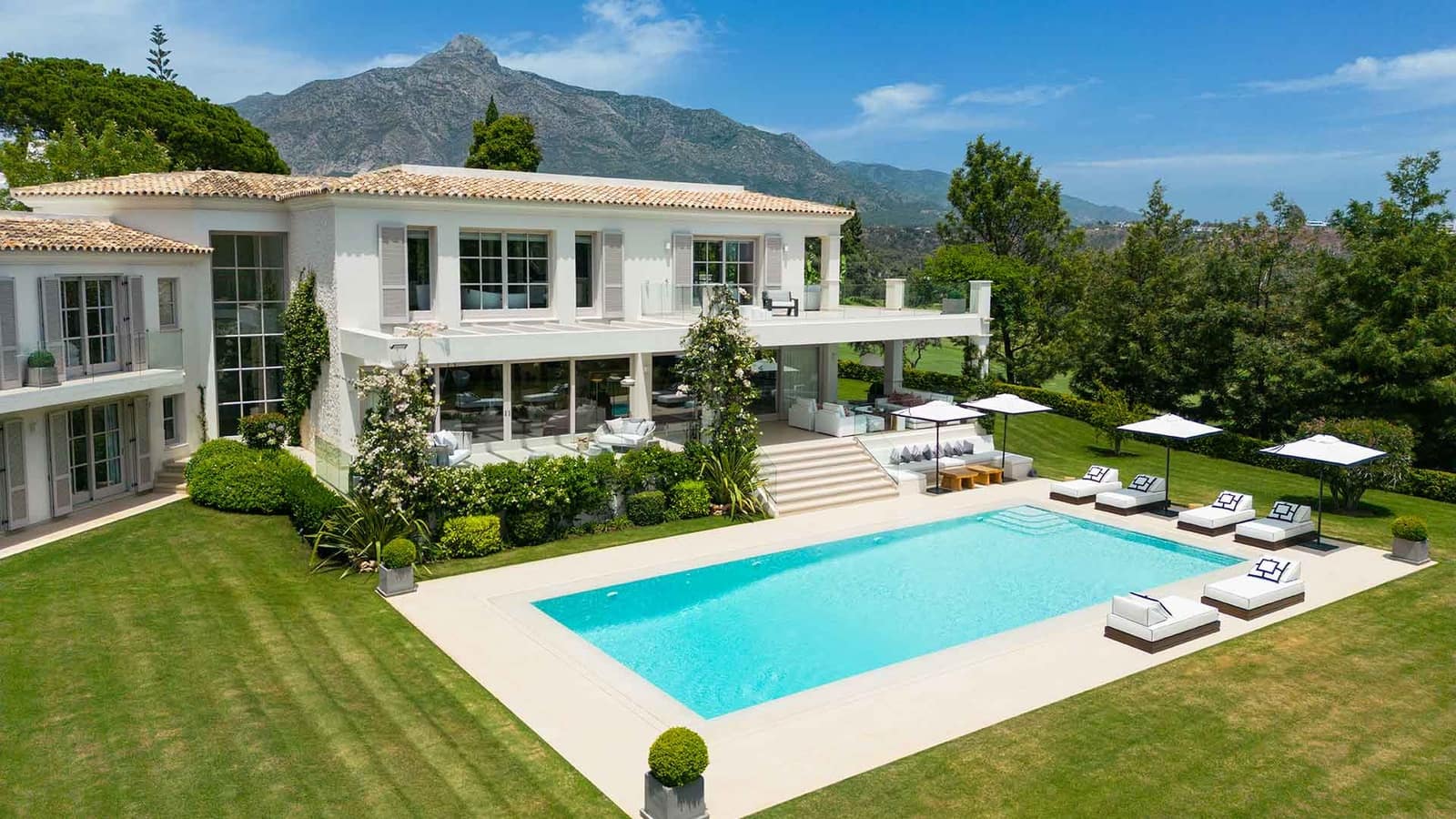 6 slaapkamer Villa te koop in Aloha Golf met zwembad - € 10.900.000 (Ref: 9215171)