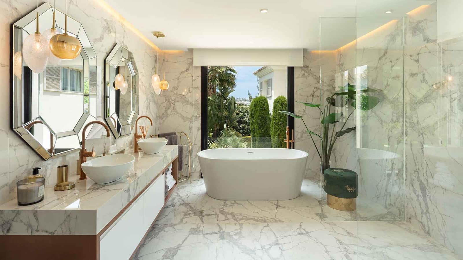 6 slaapkamer Villa te koop in Aloha Golf met zwembad - € 10.900.000 (Ref: 9215171)