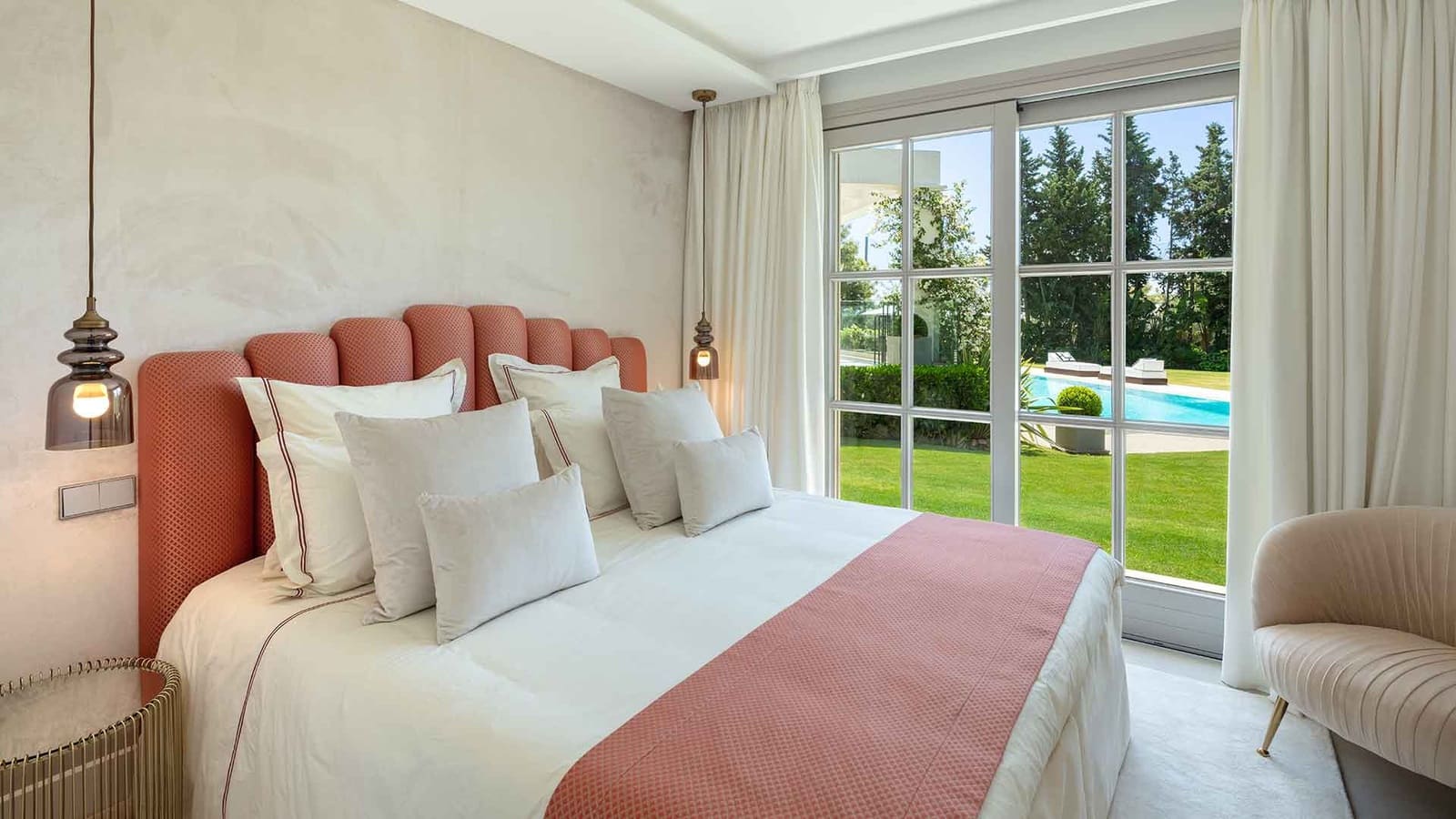 6 slaapkamer Villa te koop in Aloha Golf met zwembad - € 10.900.000 (Ref: 9215171)