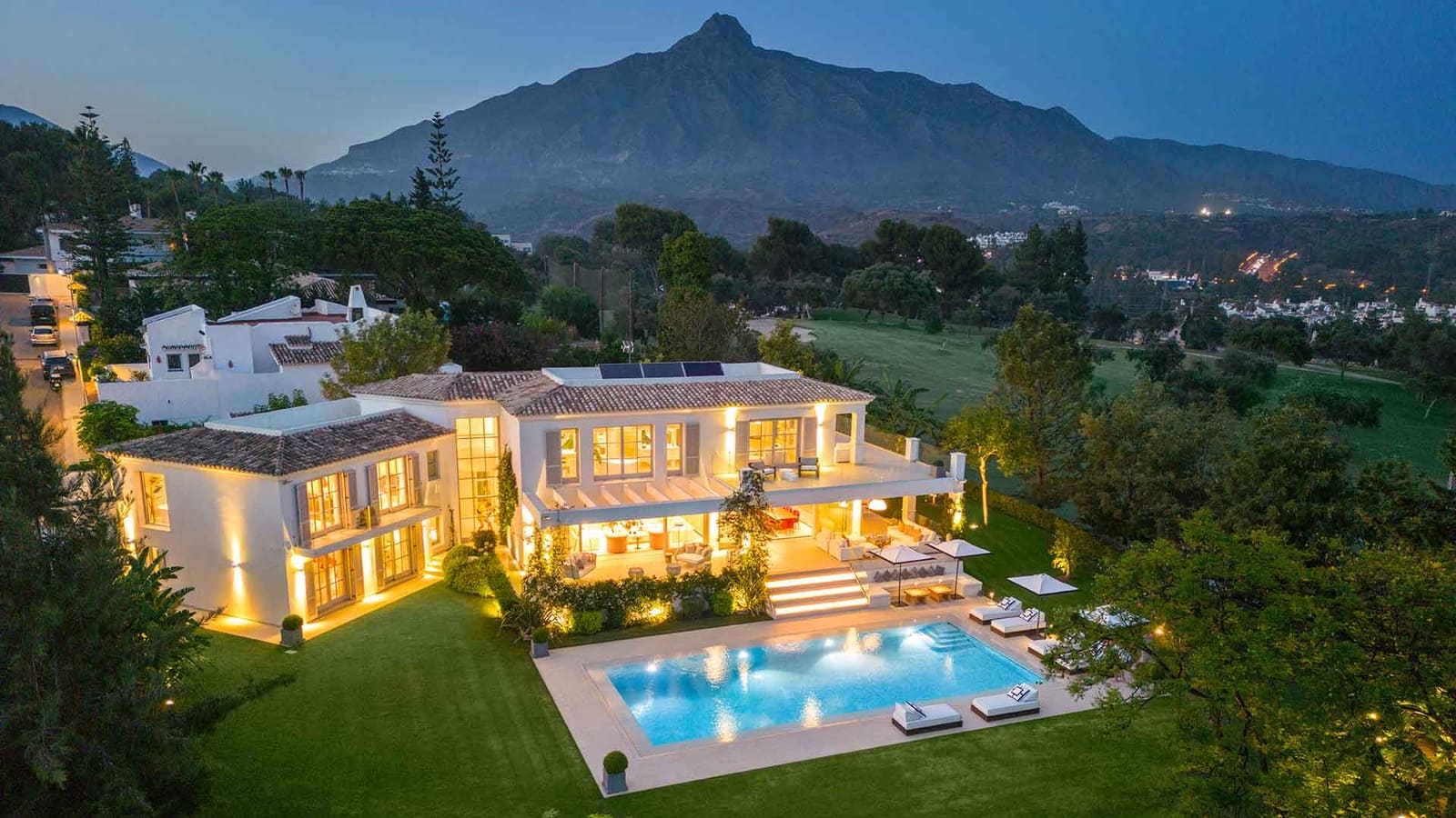 6 slaapkamer Villa te koop in Aloha Golf met zwembad - € 10.900.000 (Ref: 9215171)