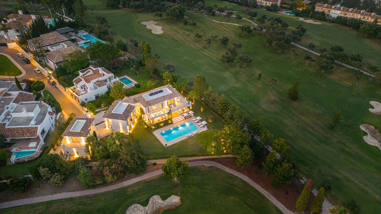 6 slaapkamer Villa te koop in Aloha Golf met zwembad - € 10.900.000 (Ref: 9215171)