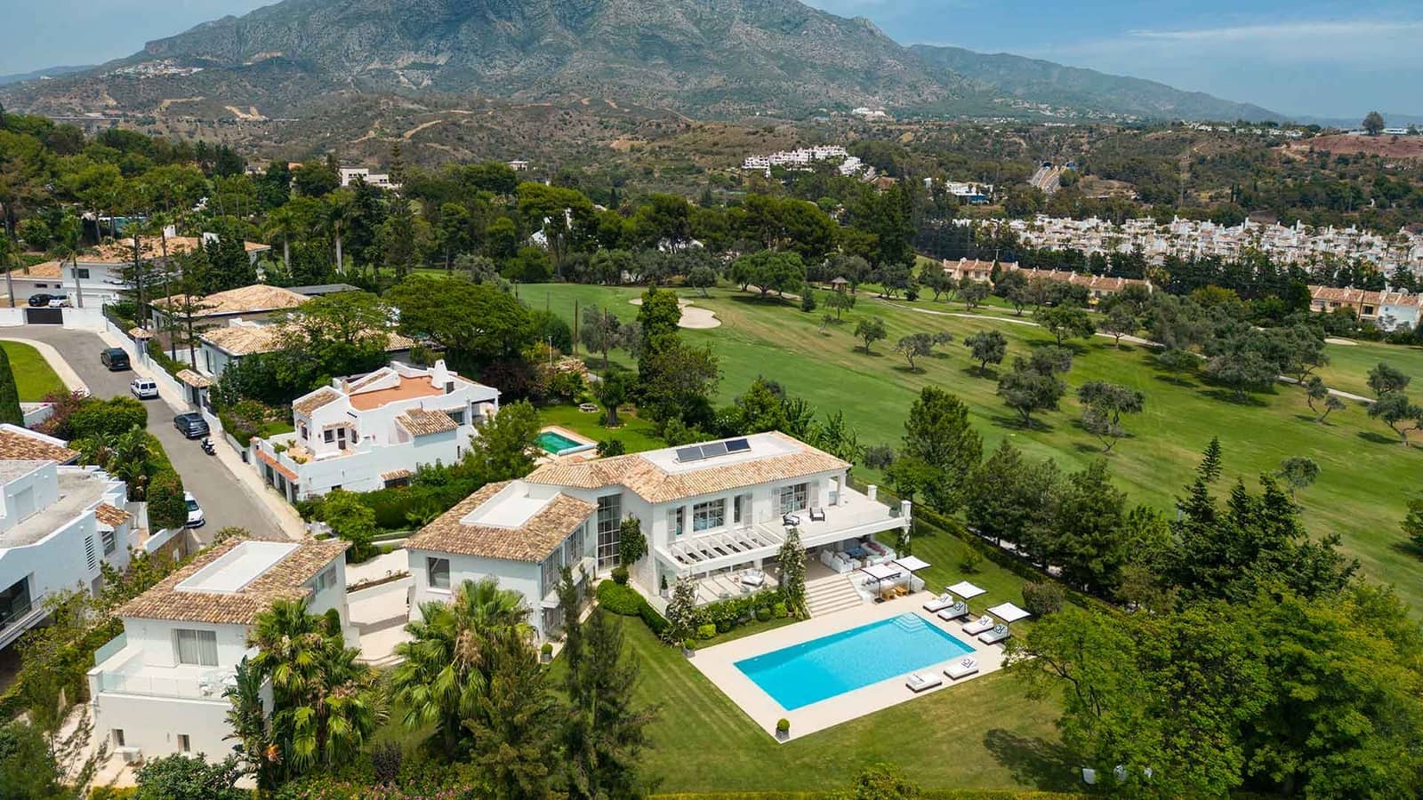 6 slaapkamer Villa te koop in Aloha Golf met zwembad - € 10.900.000 (Ref: 9215171)