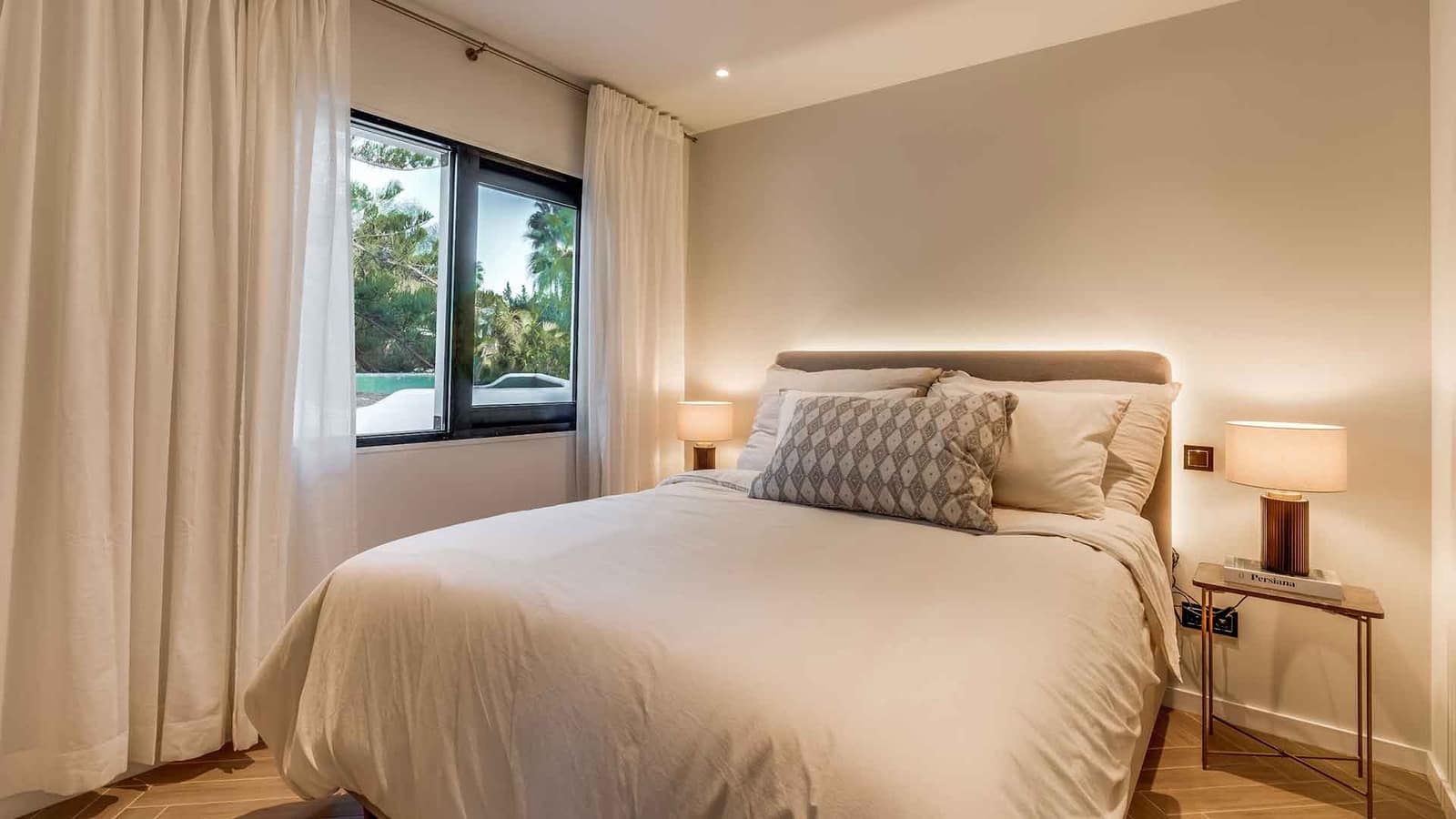 4 soveværelse Byhus til salg i Nueva Andalucia med swimmingpool - € 1.395.000 (Ref: 9215172)