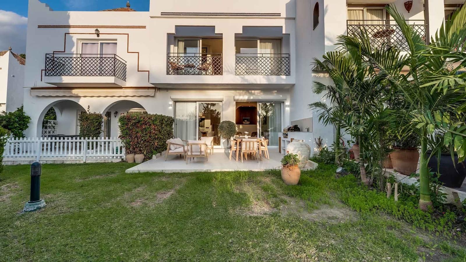 4 soveværelse Byhus til salg i Nueva Andalucia med swimmingpool - € 1.395.000 (Ref: 9215172)