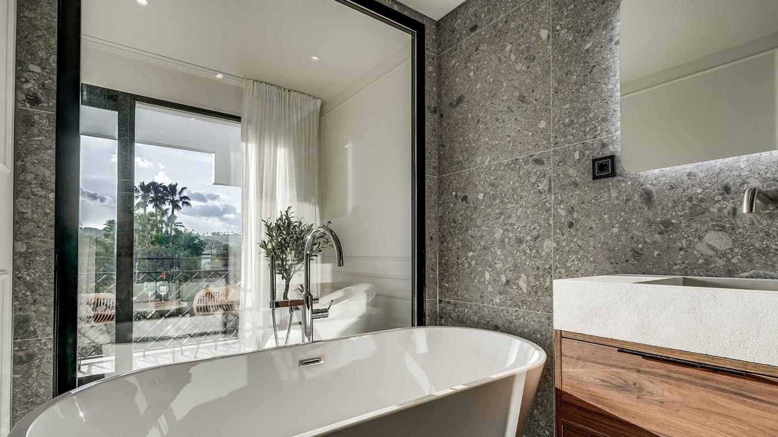 4 soveværelse Byhus til salg i Nueva Andalucia med swimmingpool - € 1.395.000 (Ref: 9215172)