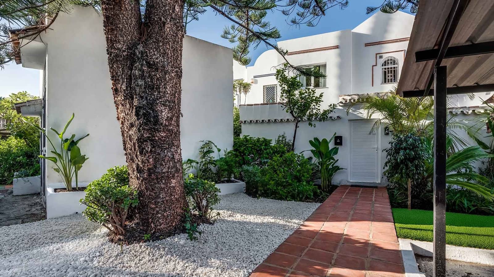 4 soveværelse Byhus til salg i Nueva Andalucia med swimmingpool - € 1.395.000 (Ref: 9215172)