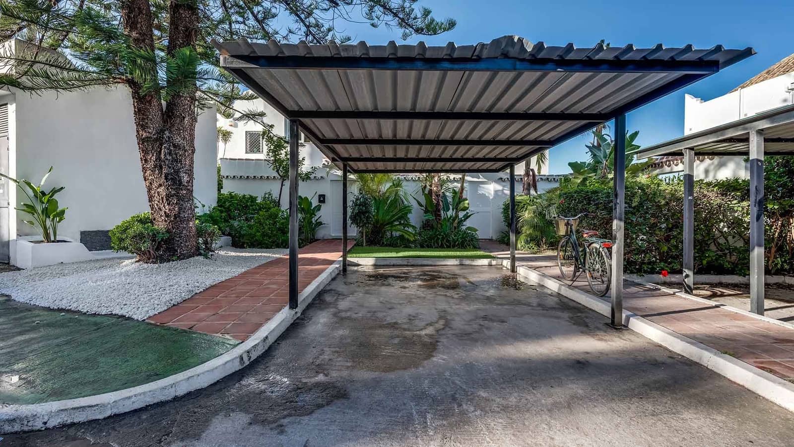 4 soveværelse Byhus til salg i Nueva Andalucia med swimmingpool - € 1.395.000 (Ref: 9215172)