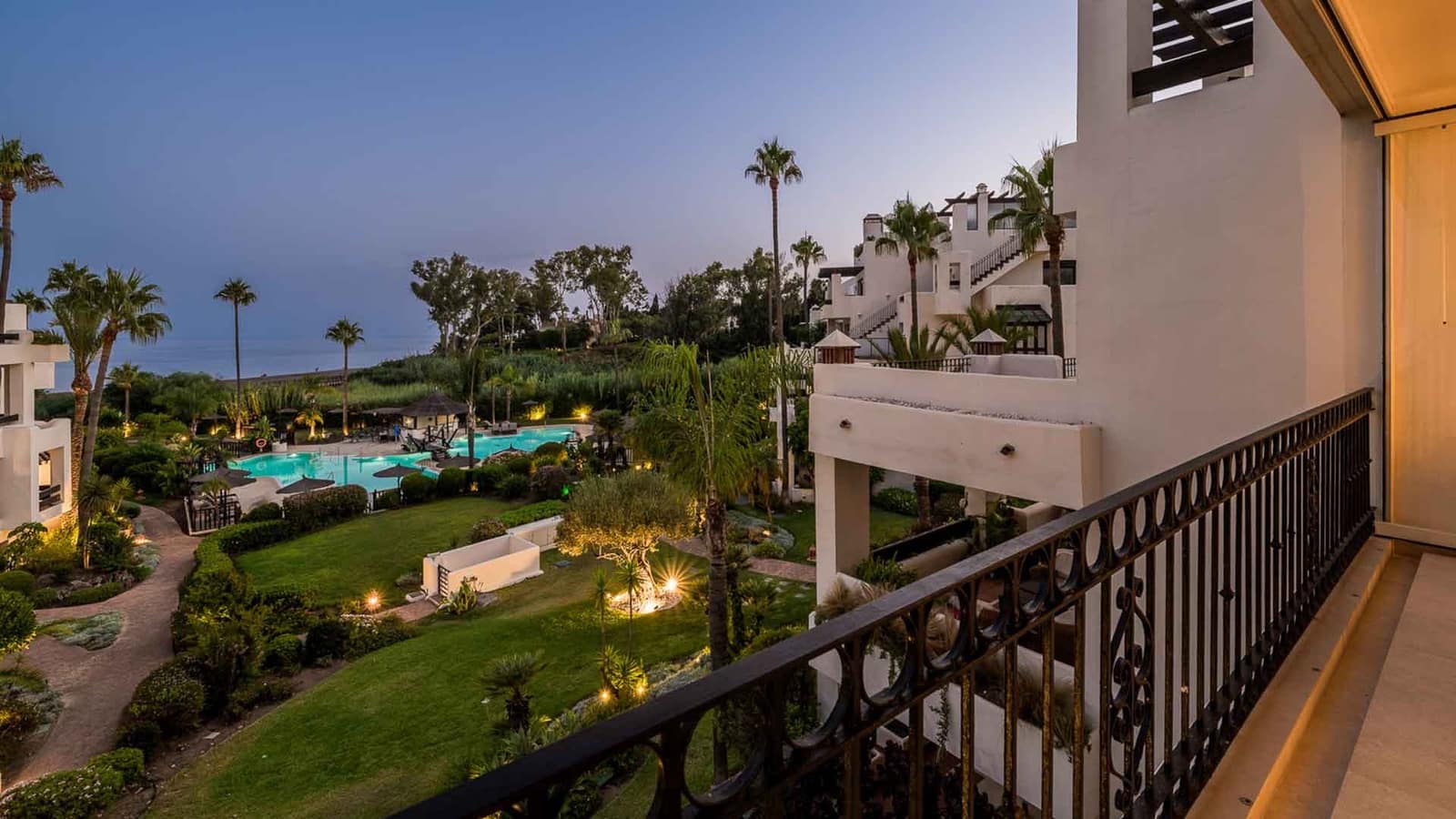 3 sypialnia Apartament na sprzedaż w Estepona z basenem - 1 995 000 € (Ref: 9226813)