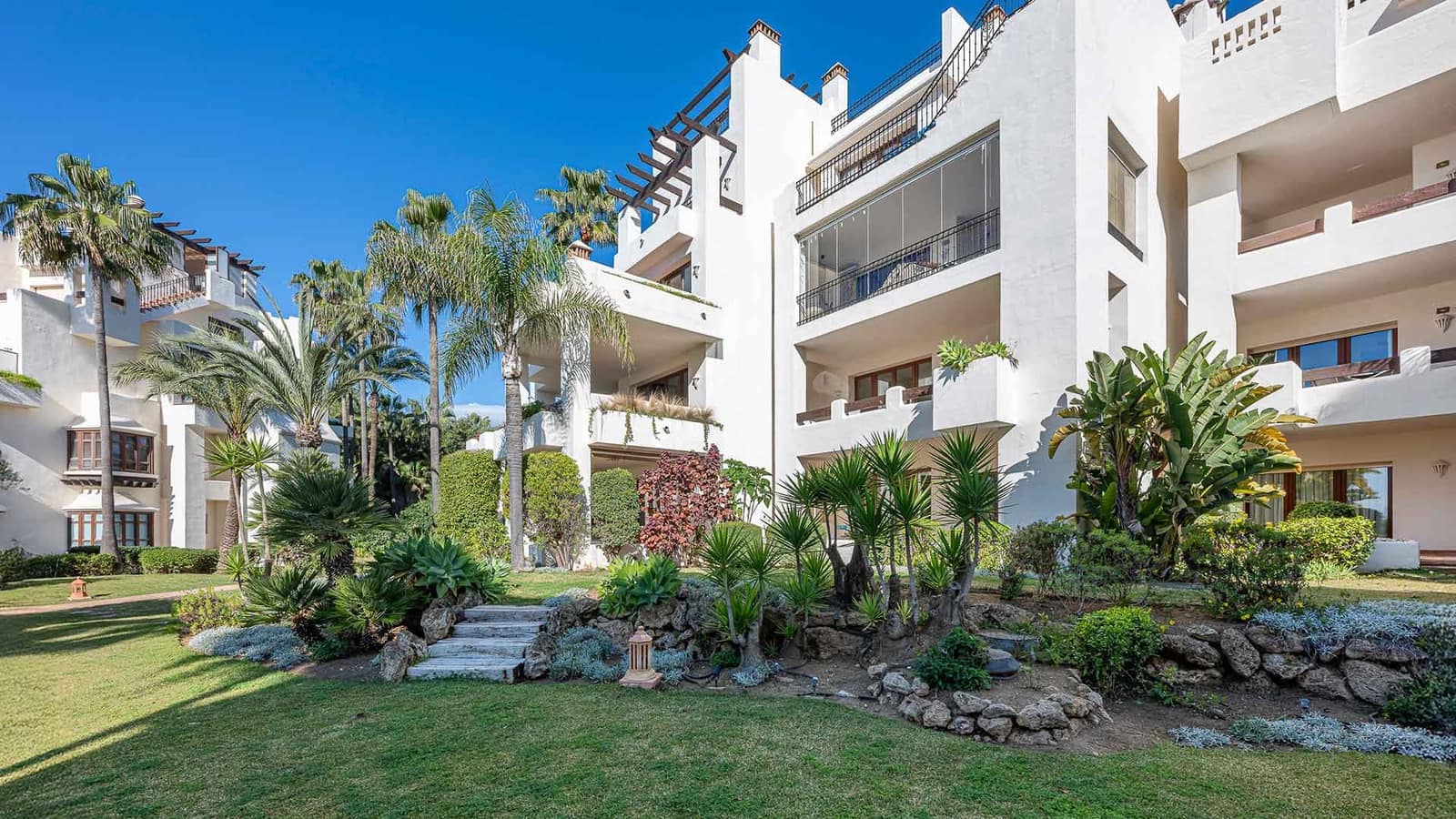 3 sypialnia Apartament na sprzedaż w Estepona z basenem - 1 995 000 € (Ref: 9226813)