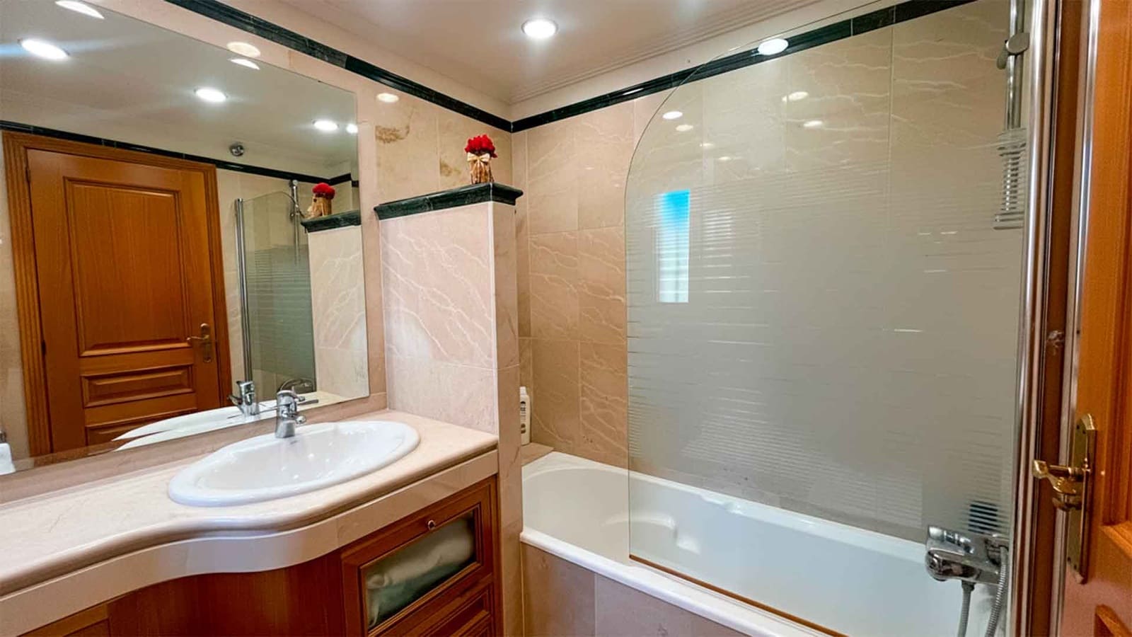 3 soveværelse Semi-Rækkehus til salg i Marbella med swimmingpool - € 1.395.000 (Ref: 9276244)