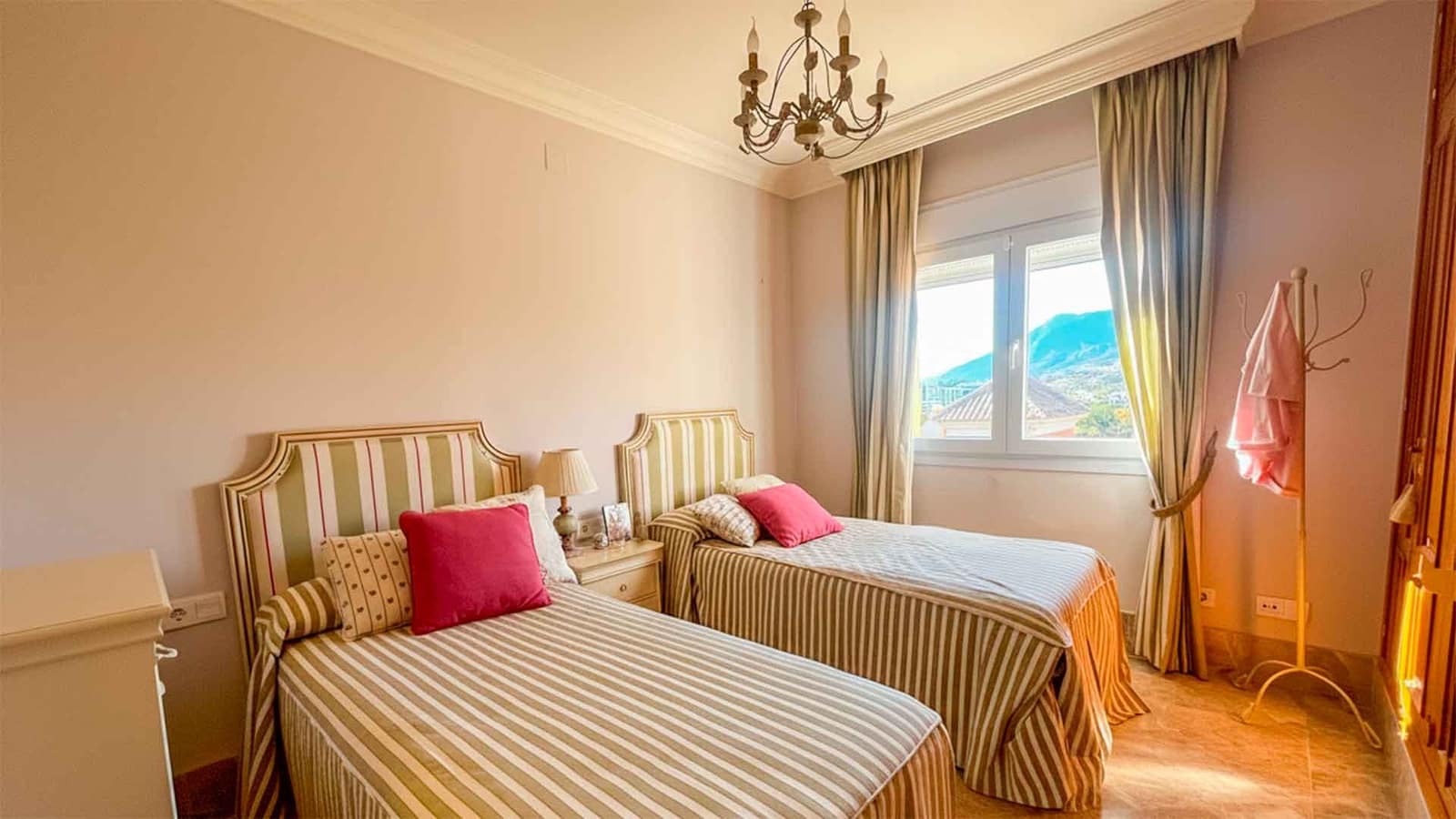 3 soveværelse Semi-Rækkehus til salg i Marbella med swimmingpool - € 1.395.000 (Ref: 9276244)