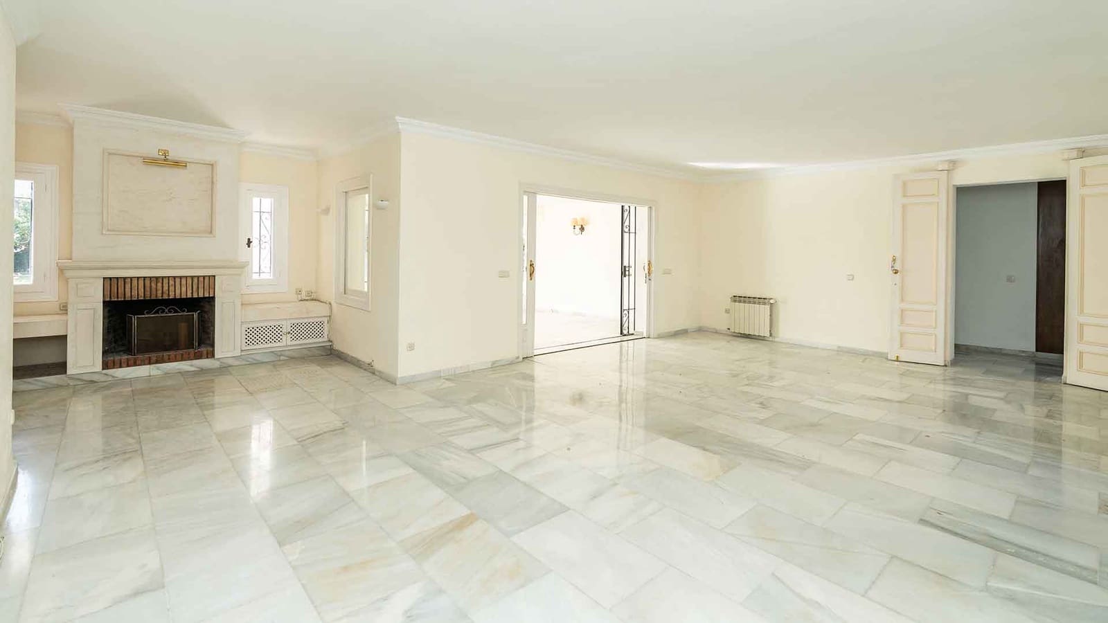 5 makuuhuone Huvila myytävänä paikassa Estepona mukana uima-altaan - 1 750 000 € (Ref: 9312718)