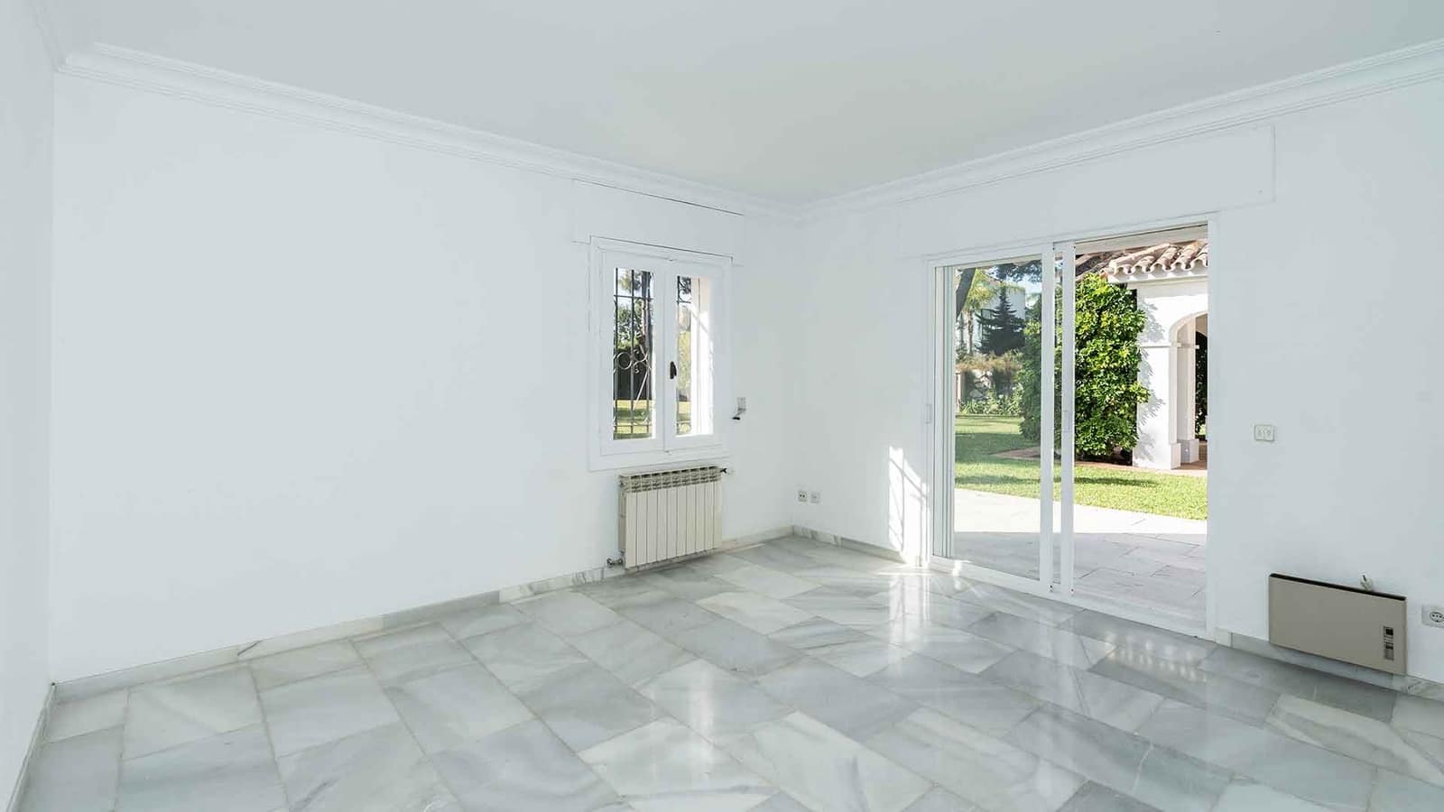 5 makuuhuone Huvila myytävänä paikassa Estepona mukana uima-altaan - 1 750 000 € (Ref: 9312718)