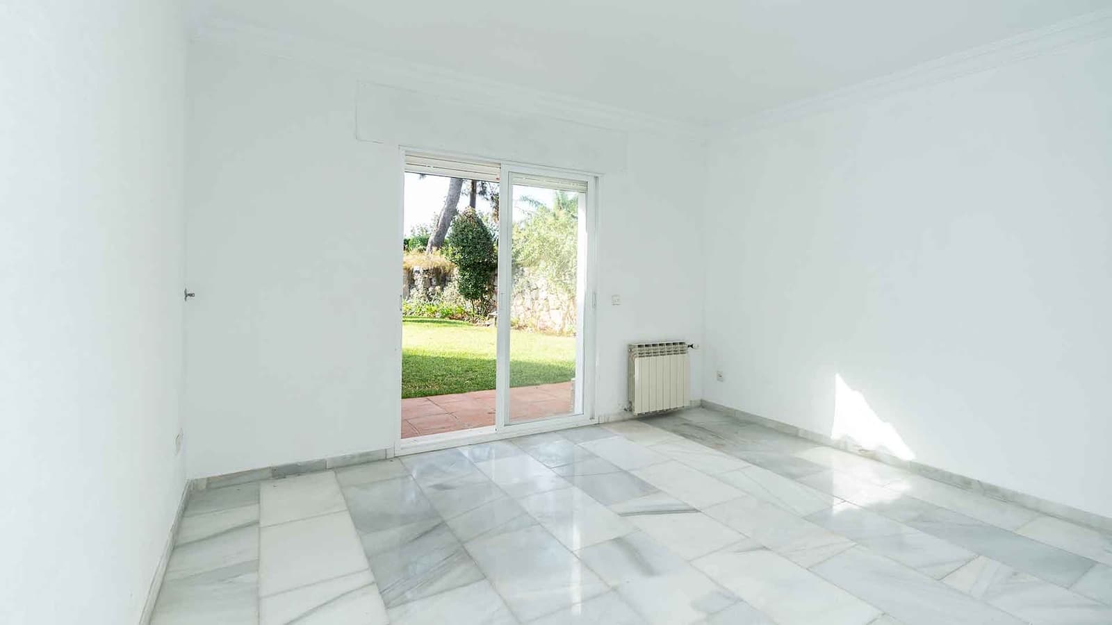 5 makuuhuone Huvila myytävänä paikassa Estepona mukana uima-altaan - 1 750 000 € (Ref: 9312718)