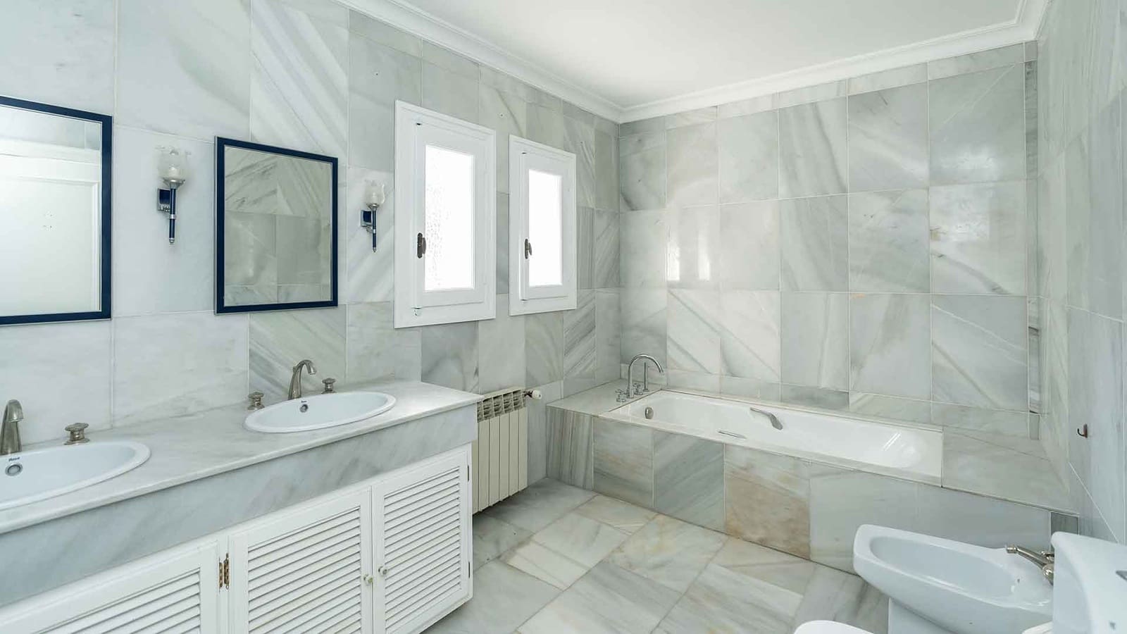 5 makuuhuone Huvila myytävänä paikassa Estepona mukana uima-altaan - 1 750 000 € (Ref: 9312718)