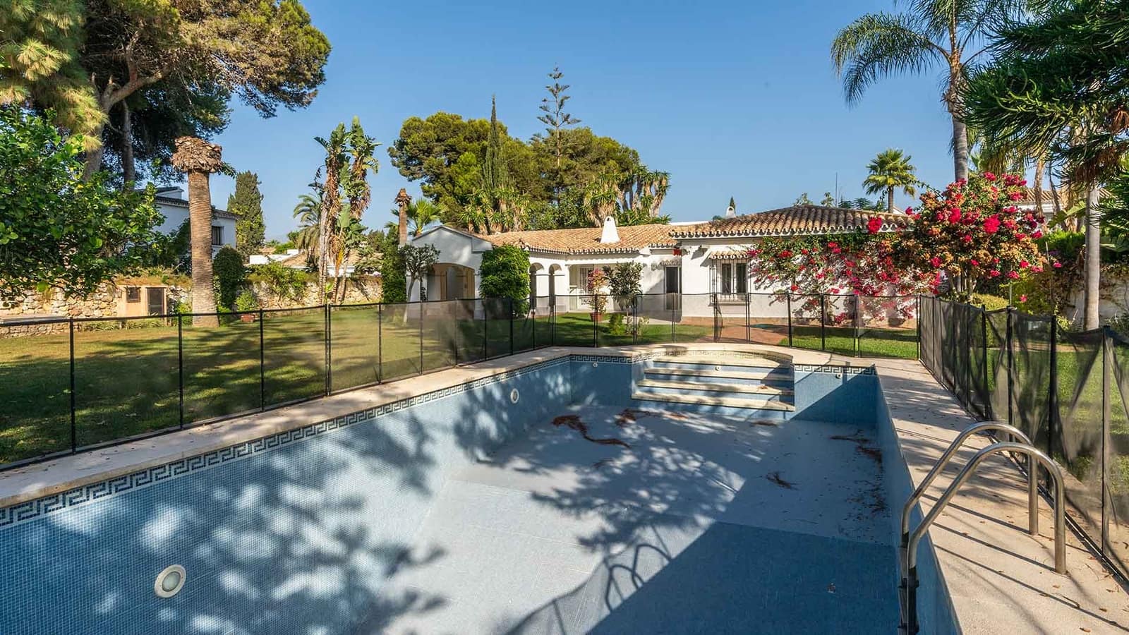 5 makuuhuone Huvila myytävänä paikassa Estepona mukana uima-altaan - 1 750 000 € (Ref: 9312718)