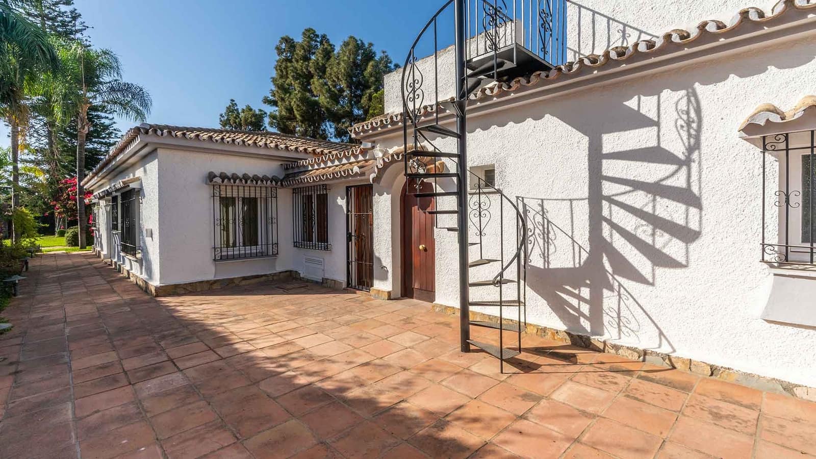 5 makuuhuone Huvila myytävänä paikassa Estepona mukana uima-altaan - 1 750 000 € (Ref: 9312718)