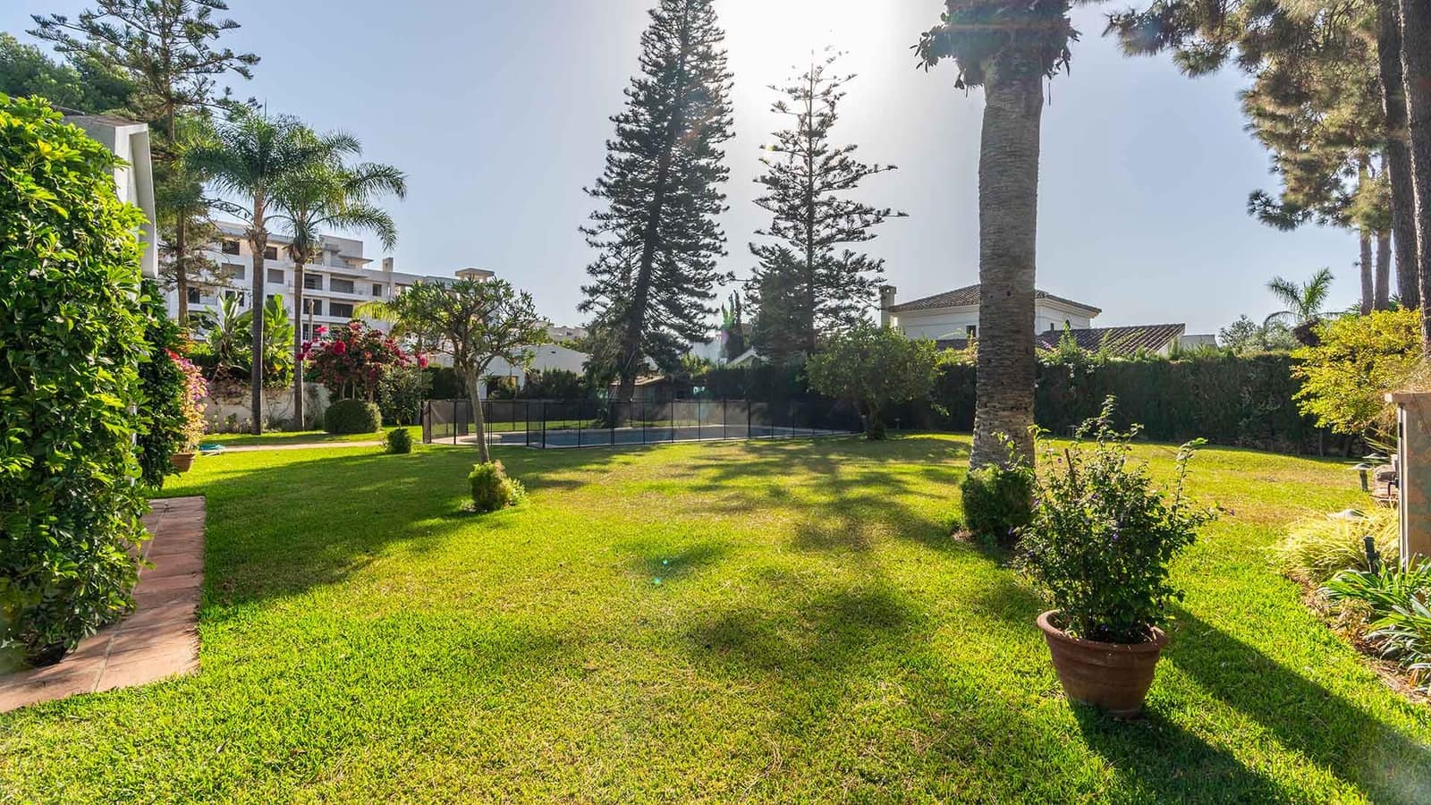 5 makuuhuone Huvila myytävänä paikassa Estepona mukana uima-altaan - 1 750 000 € (Ref: 9312718)