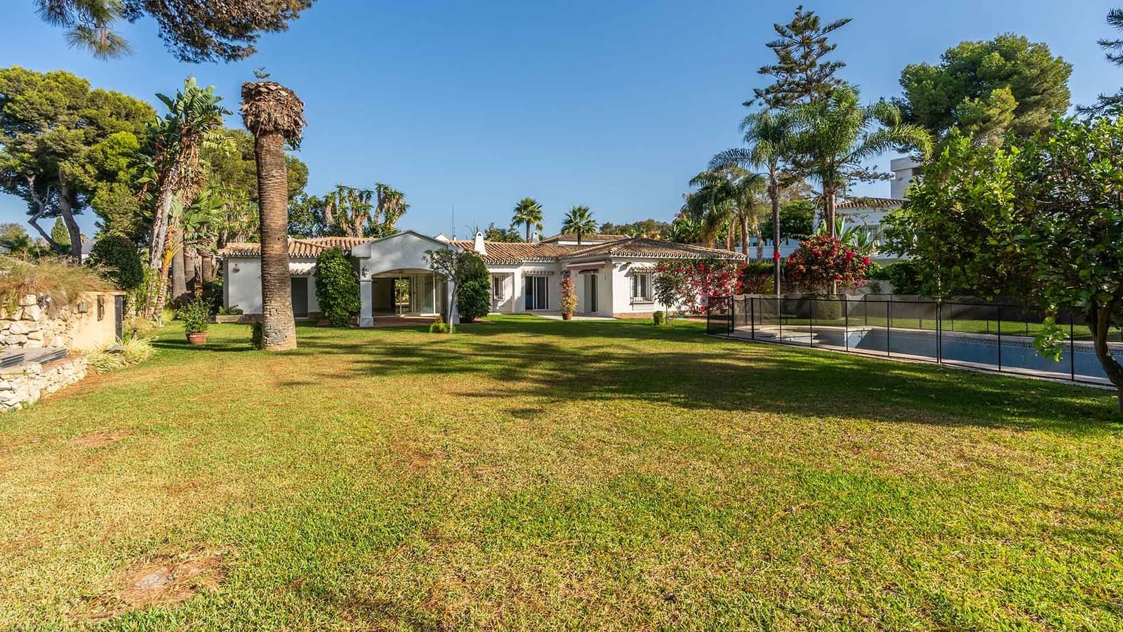 5 makuuhuone Huvila myytävänä paikassa Estepona mukana uima-altaan - 1 750 000 € (Ref: 9312718)