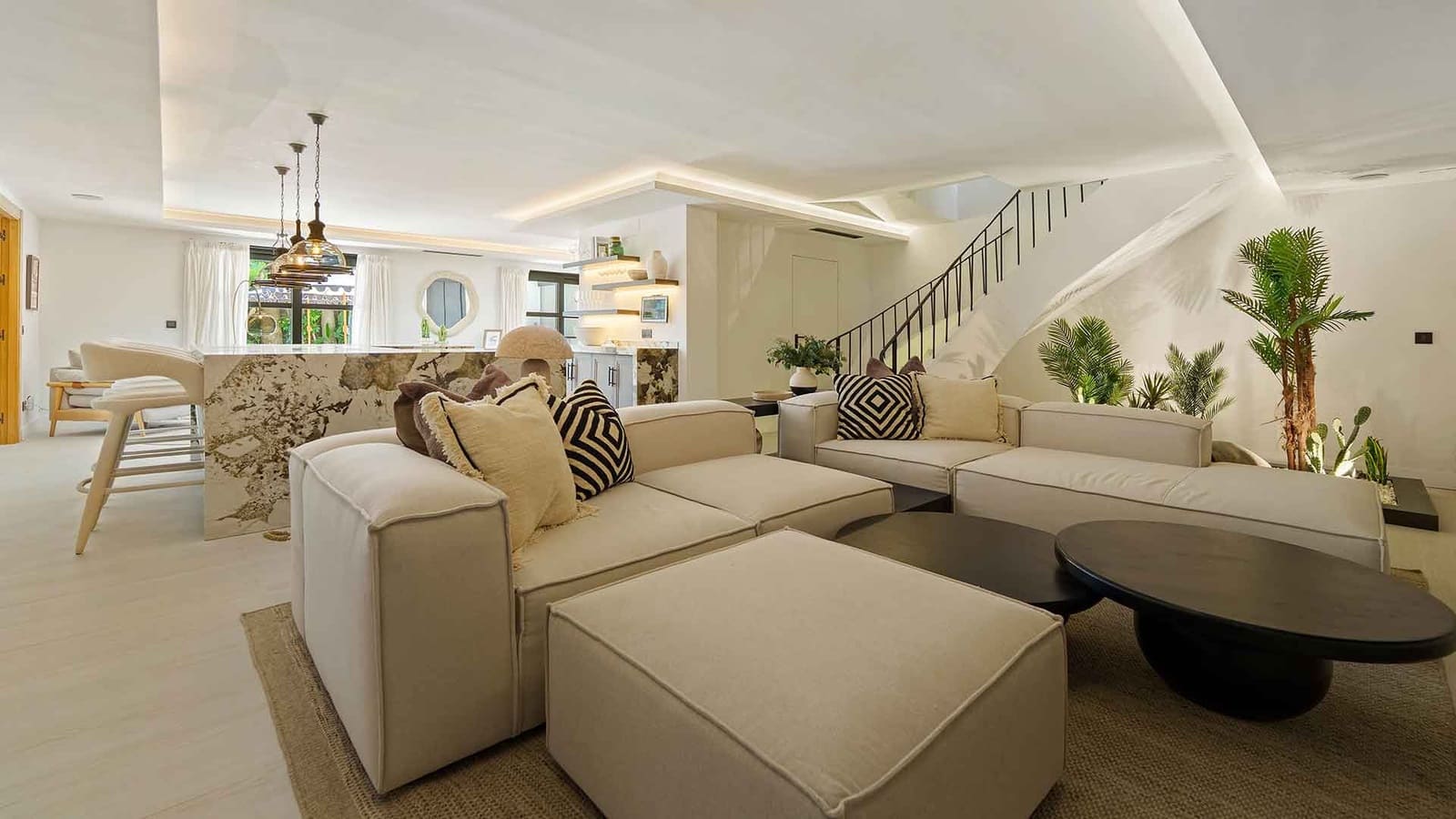 6 soverom Villa til salgs i Nueva Andalucia med svømmebasseng - € 11 950 000 (Ref: 9322595)