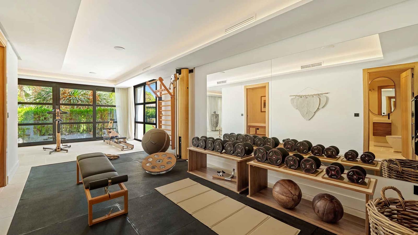 6 soverom Villa til salgs i Nueva Andalucia med svømmebasseng - € 11 950 000 (Ref: 9322595)