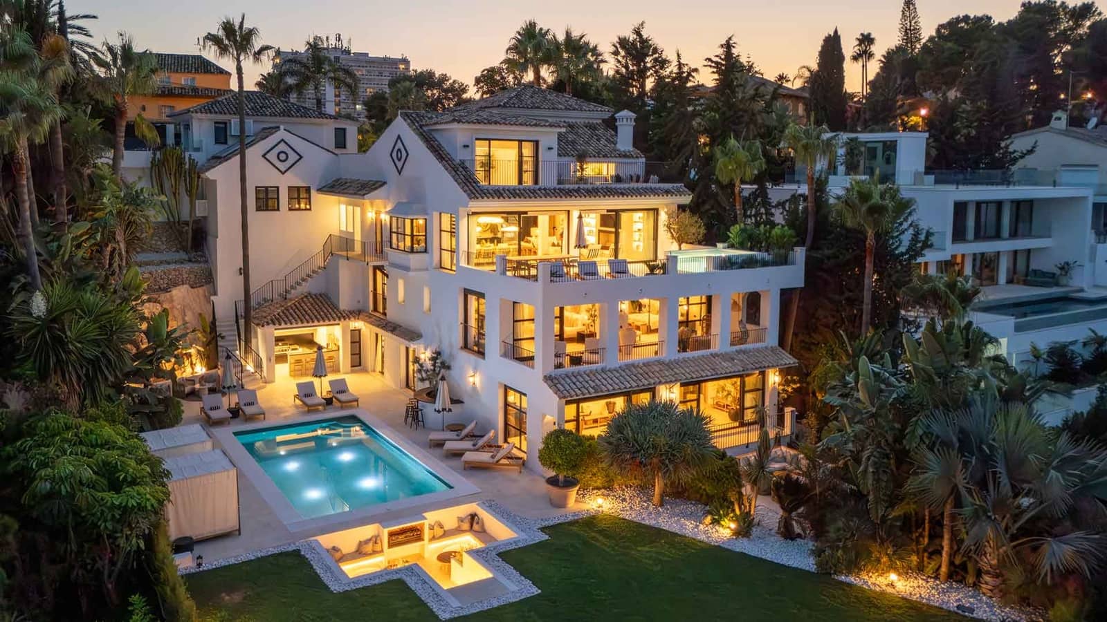 6 soverom Villa til salgs i Nueva Andalucia med svømmebasseng - € 11 950 000 (Ref: 9322595)