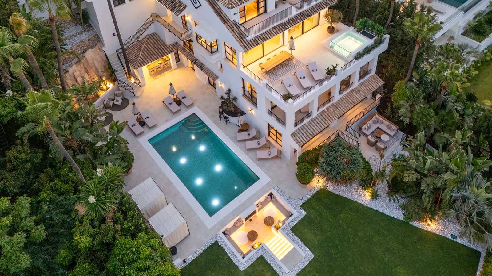 6 soverom Villa til salgs i Nueva Andalucia med svømmebasseng - € 11 950 000 (Ref: 9322595)