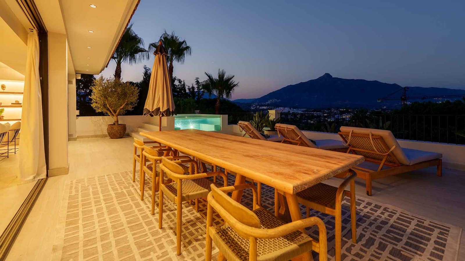 6 soverom Villa til salgs i Nueva Andalucia med svømmebasseng - € 11 950 000 (Ref: 9322595)