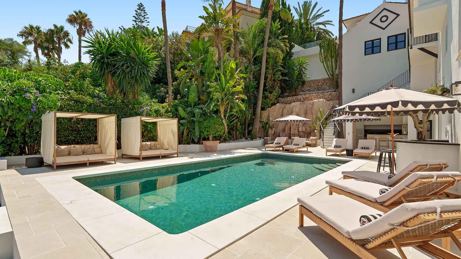 6 soverom Villa til salgs i Nueva Andalucia med svømmebasseng - € 11 950 000 (Ref: 9322595)