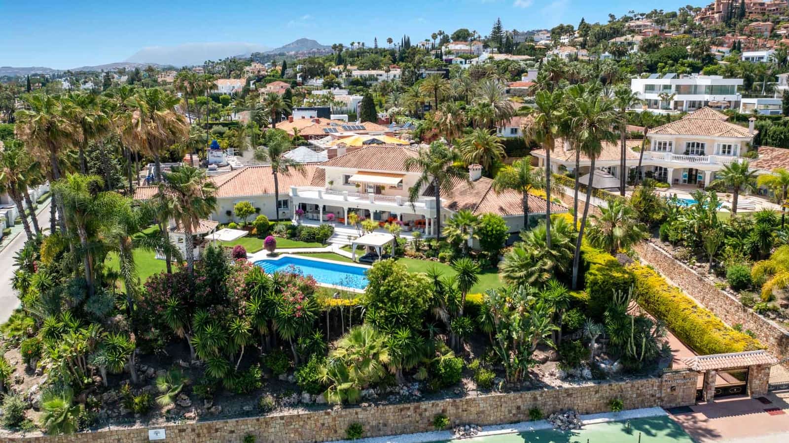 6 sypialnia Willa na sprzedaż w Nueva Andalucia z basenem - 6 900 000 € (Ref: 9342127)