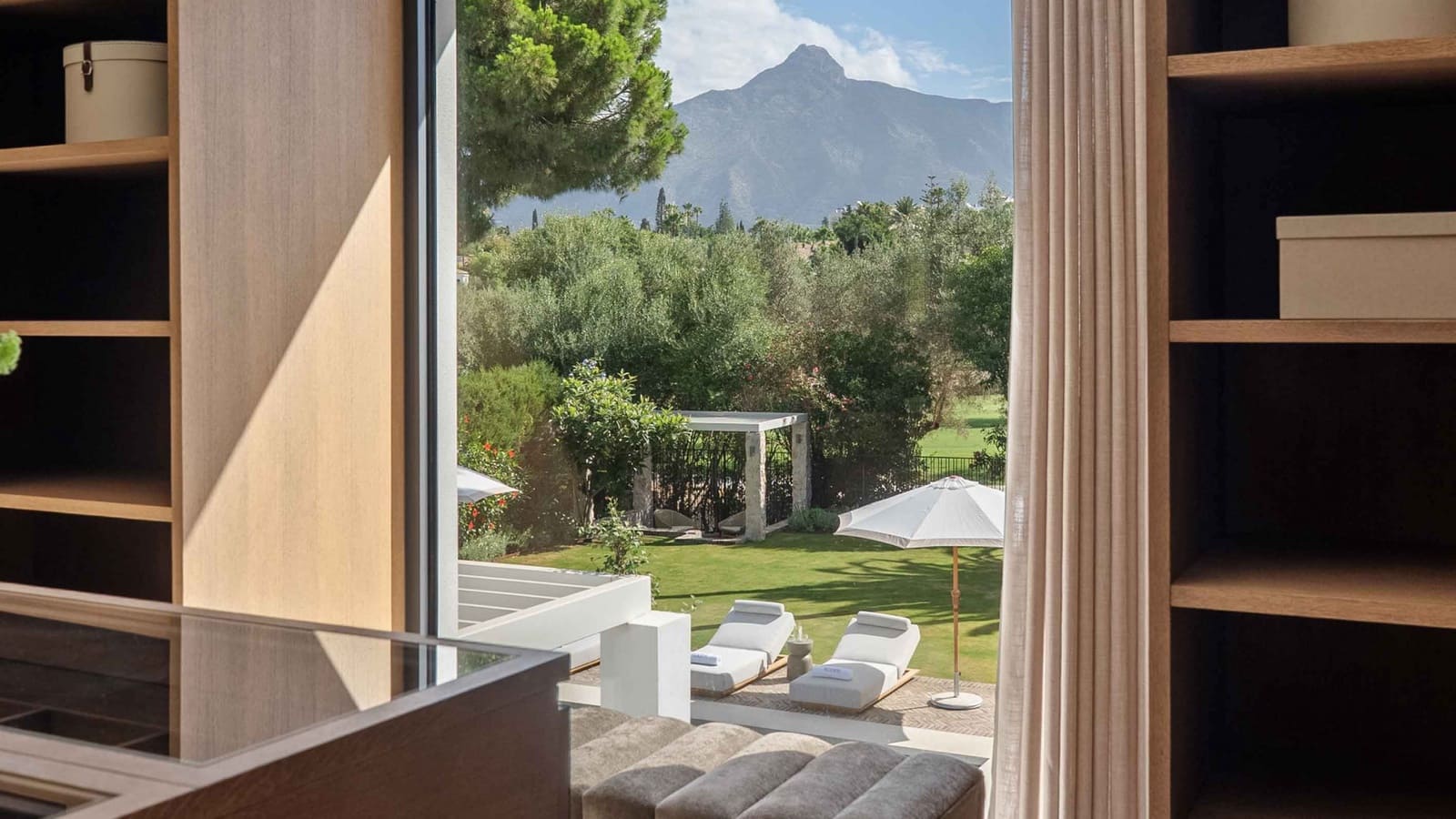 4 sypialnia Willa na sprzedaż w Nueva Andalucia z basenem - 7 495 000 € (Ref: 9355770)