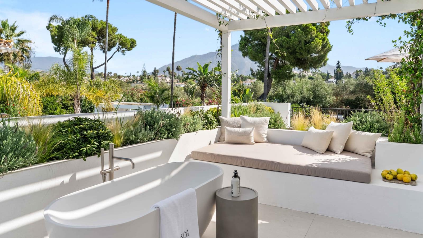 4 sypialnia Willa na sprzedaż w Nueva Andalucia z basenem - 7 495 000 € (Ref: 9355770)