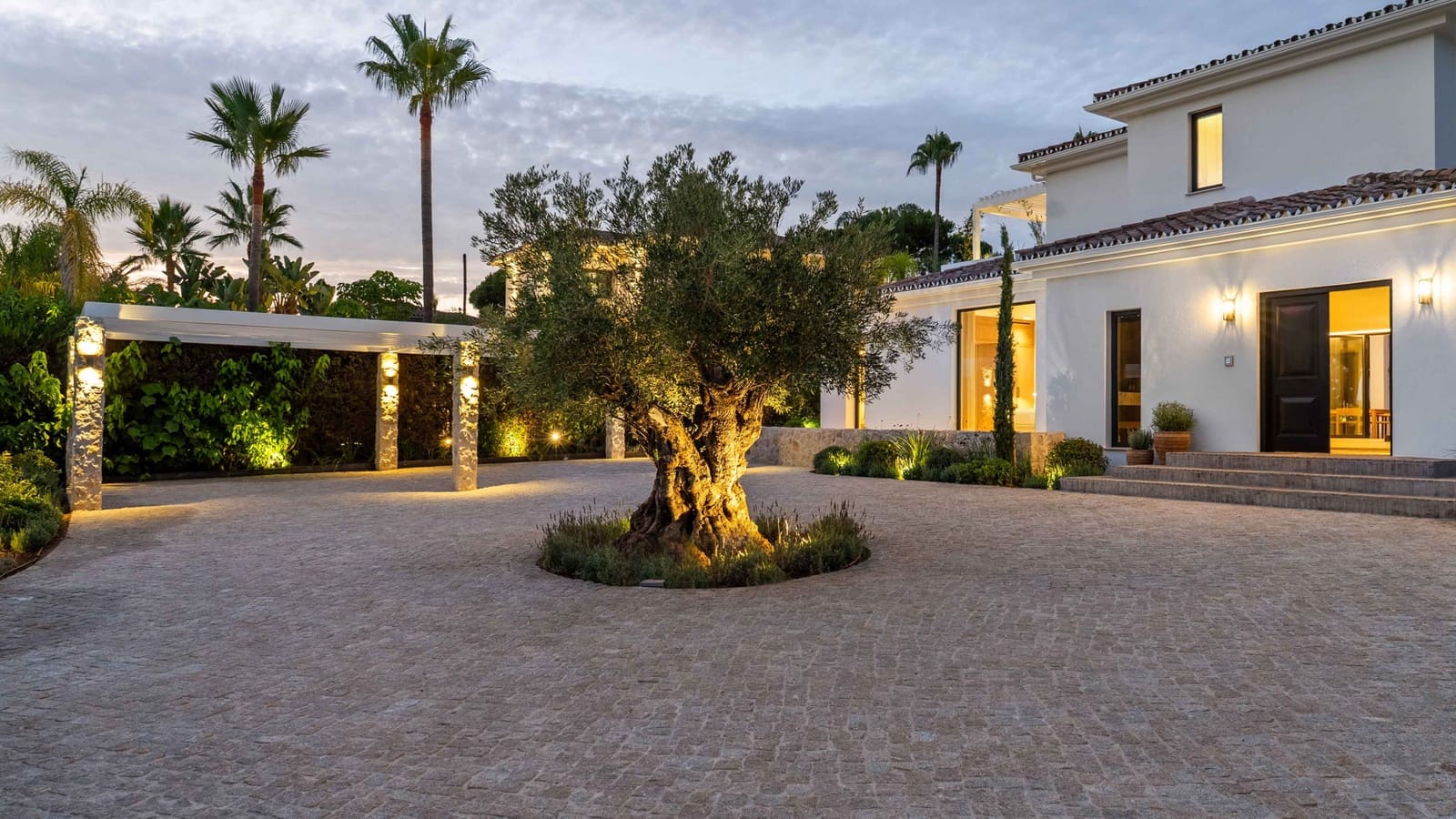 4 sypialnia Willa na sprzedaż w Nueva Andalucia z basenem - 7 495 000 € (Ref: 9355770)