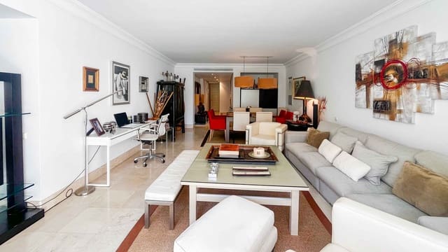 Apartamento de 3 habitaciones en Elviria, Marbella en venta con piscina - 699.000 € (Ref: 9359391)