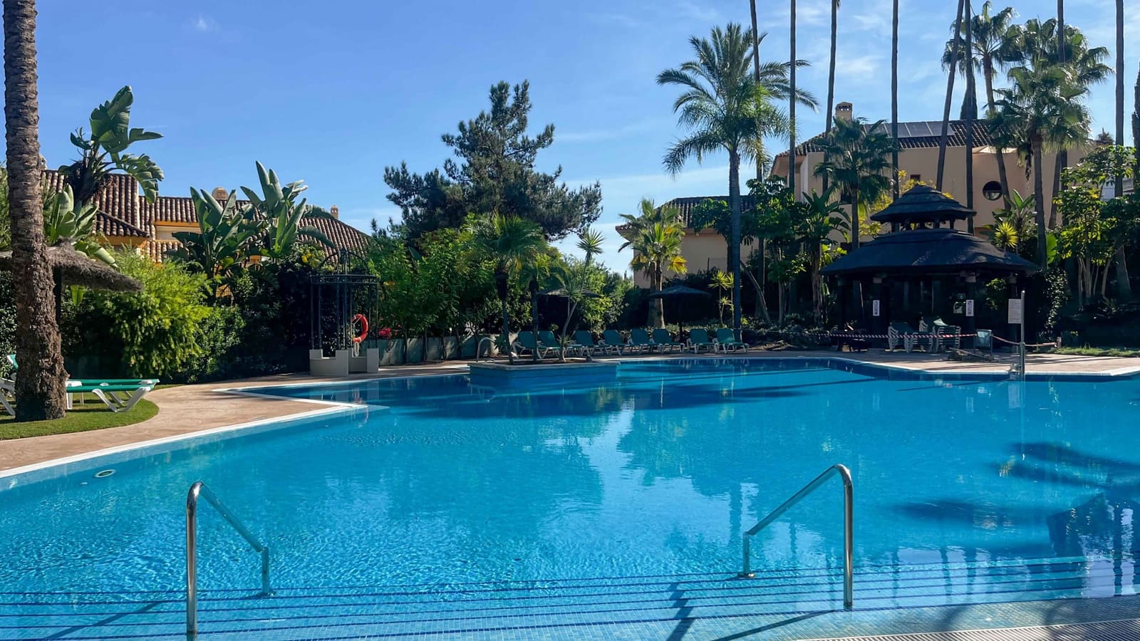 3 bedroom Apartment for sale in Elviria with pool - € 699,000 (Ref: 9359391)