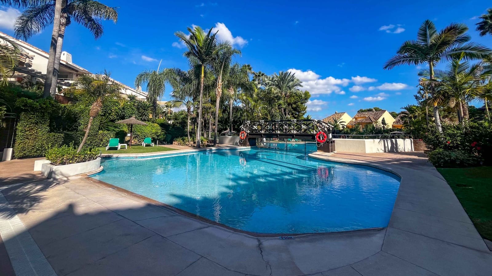 3 bedroom Apartment for sale in Elviria with pool - € 699,000 (Ref: 9359391)