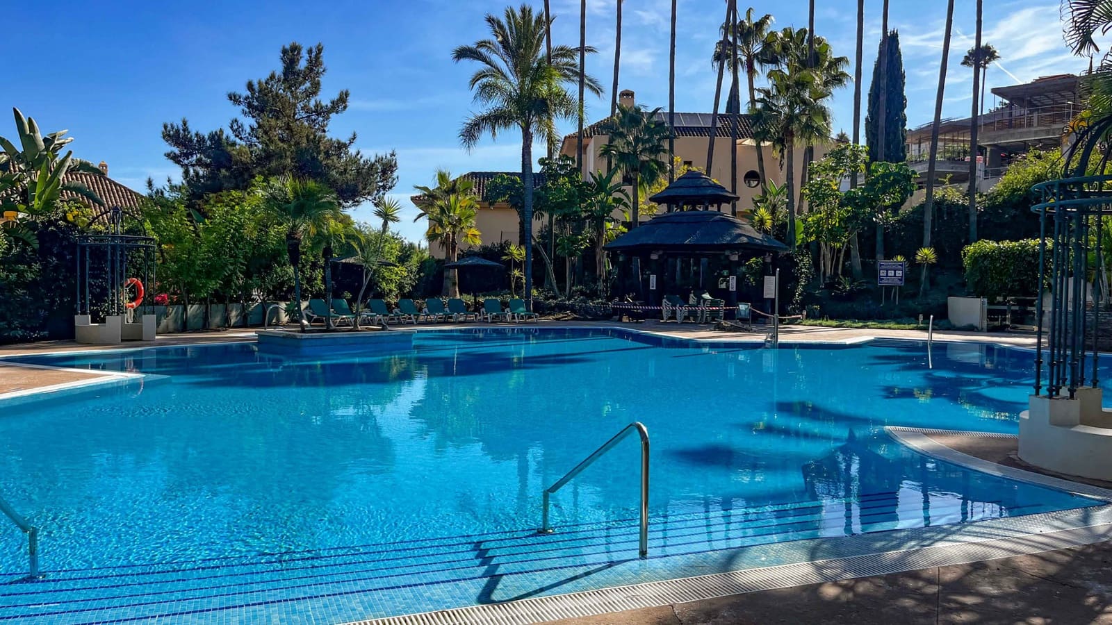 3 bedroom Apartment for sale in Elviria with pool - € 699,000 (Ref: 9359391)