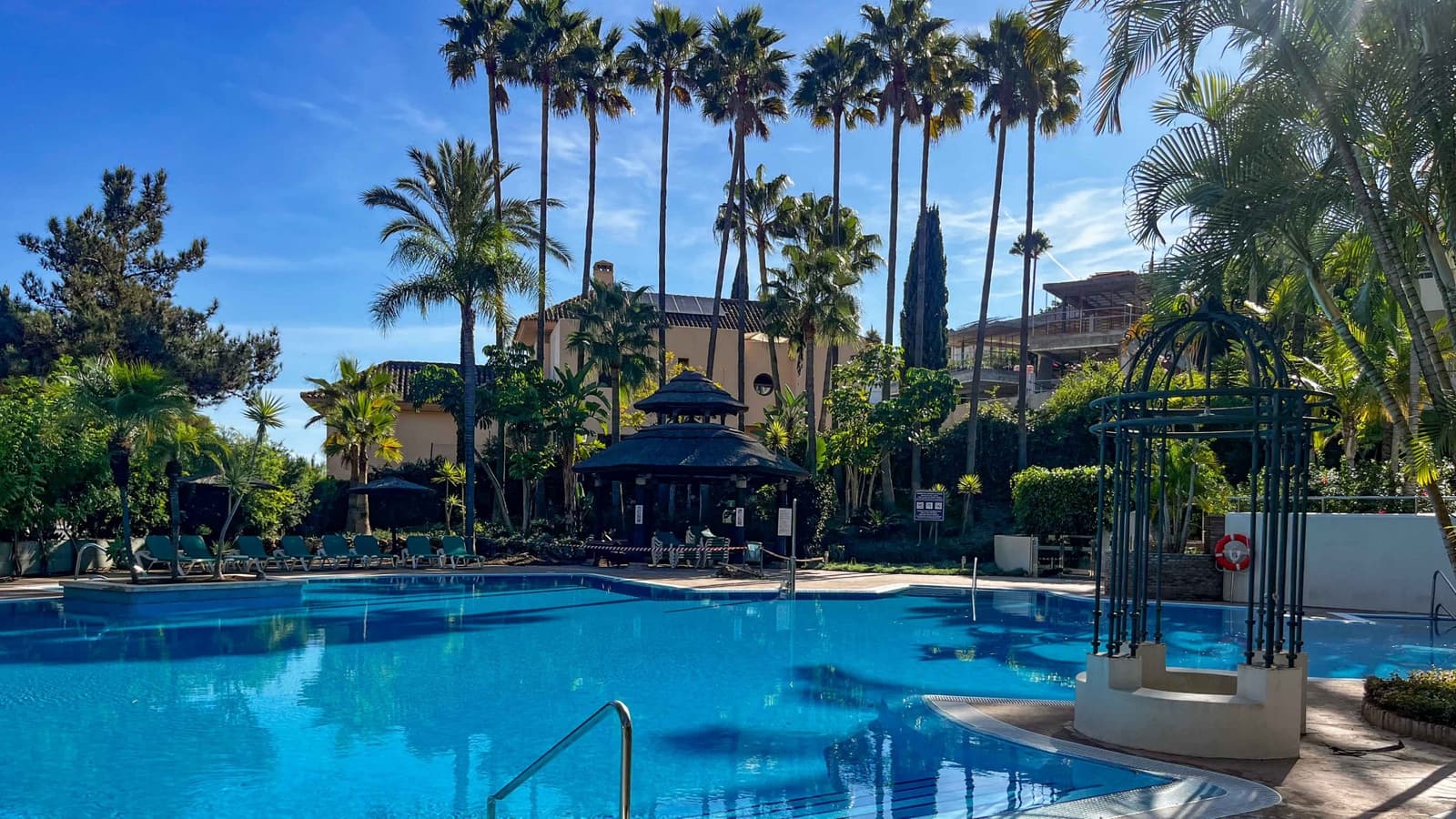 3 bedroom Apartment for sale in Elviria with pool - € 699,000 (Ref: 9359391)