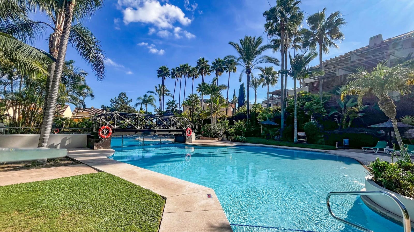 3 bedroom Apartment for sale in Elviria with pool - € 699,000 (Ref: 9359391)