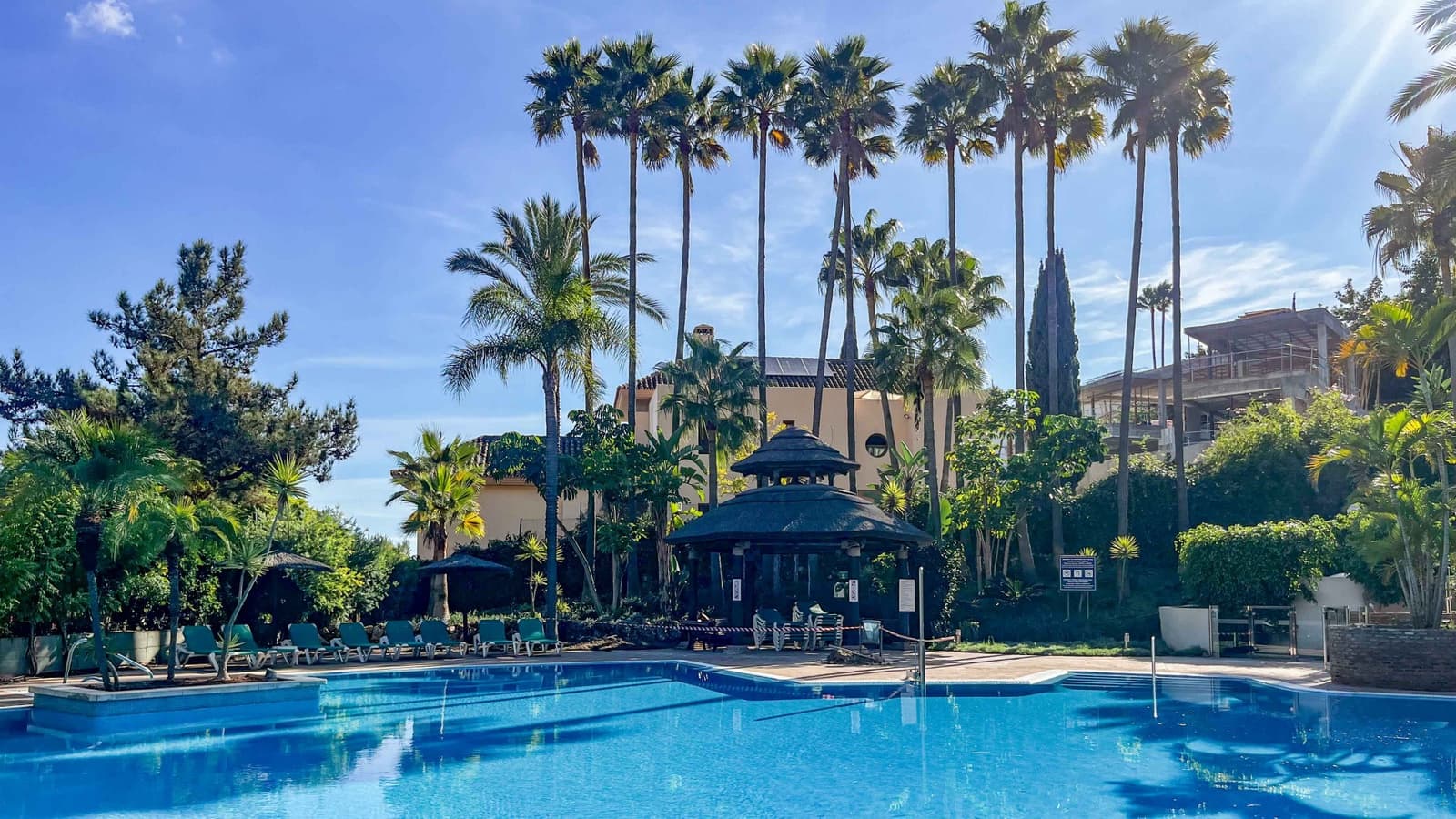 3 bedroom Apartment for sale in Elviria with pool - € 699,000 (Ref: 9359391)