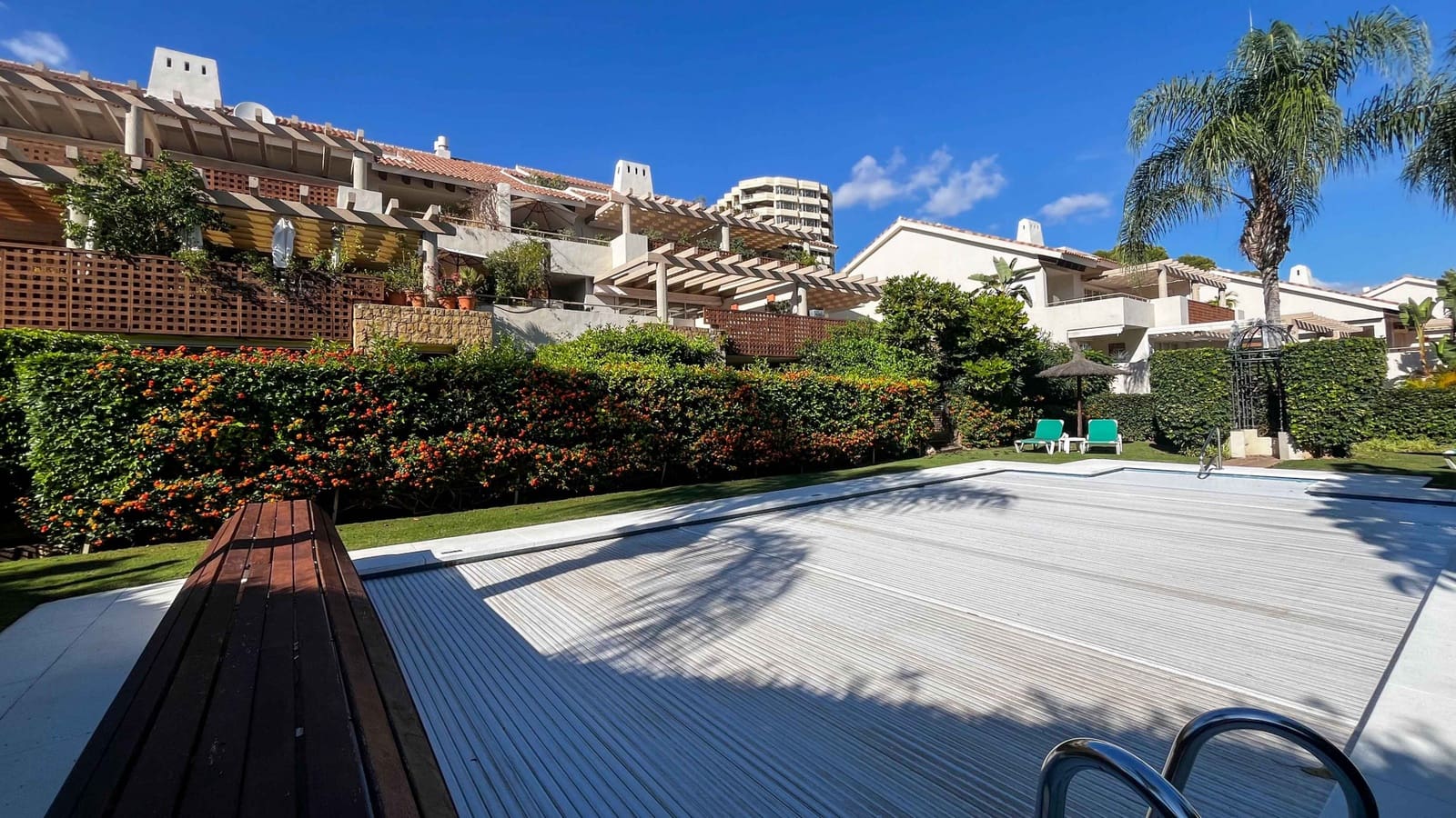 3 bedroom Apartment for sale in Elviria with pool - € 699,000 (Ref: 9359391)