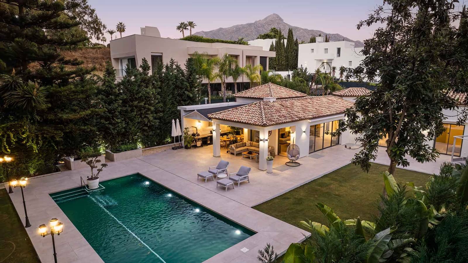 5 sypialnia Willa na sprzedaż w Nueva Andalucia z basenem - 4 950 000 € (Ref: 9371982)