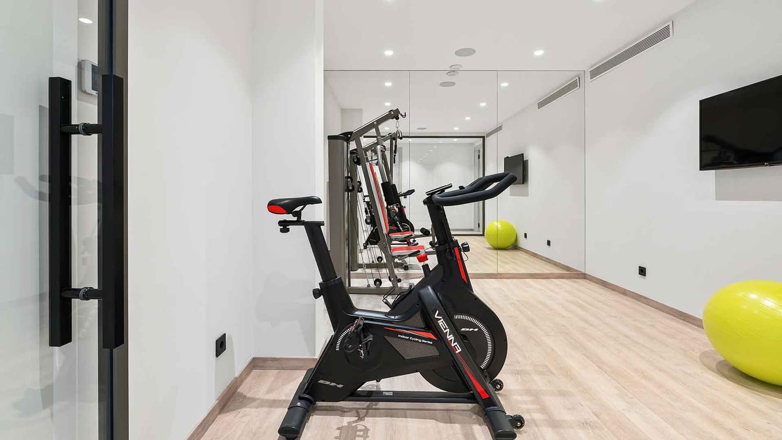 4 sypialnia Willa na sprzedaż w Nueva Andalucia z basenem - 3 950 000 € (Ref: 9390566)