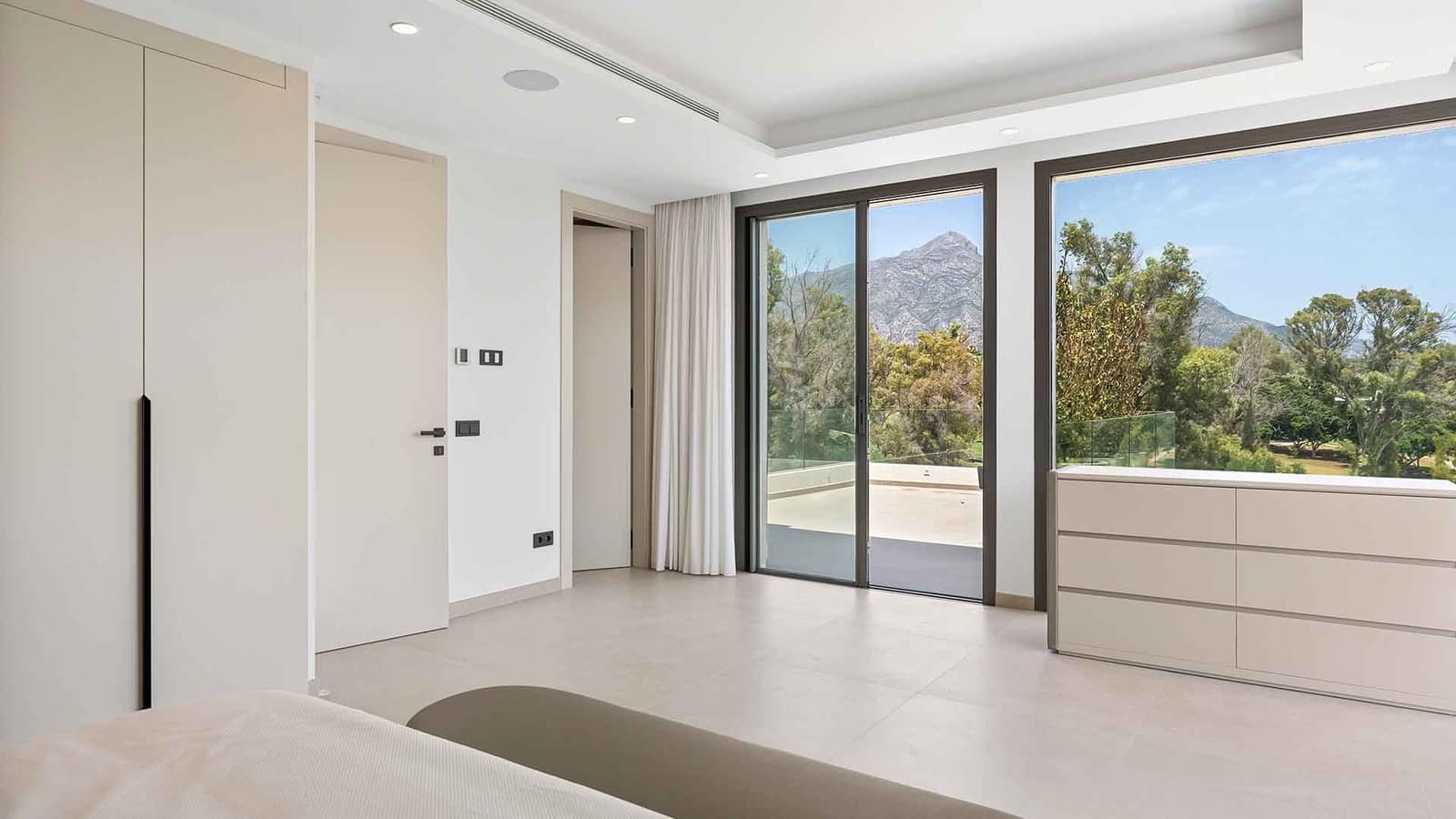 4 sypialnia Willa na sprzedaż w Nueva Andalucia z basenem - 3 950 000 € (Ref: 9390566)