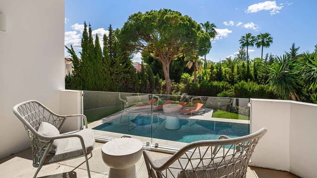 4 sypialnia Willa na sprzedaż w Las Brisas, Marbella z basenem - 3 100 000 € (Ref: 9390567)